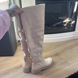 Women's Tall Bow-Back Cream Boots
